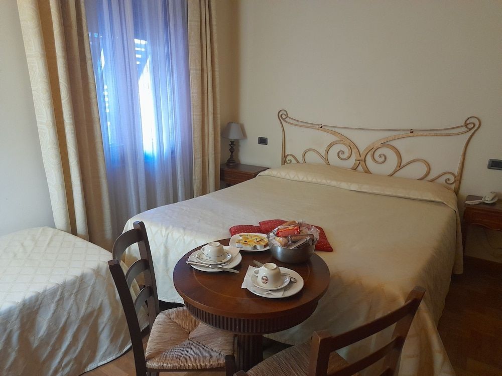 Petit Château Standard Triple Room, Ensuite, Courtyard View