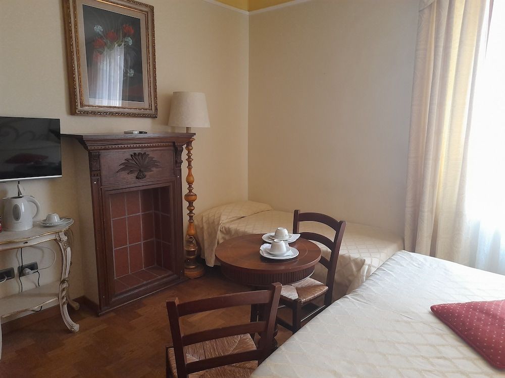 Petit Château Standard Triple Room, Ensuite, Courtyard View 4