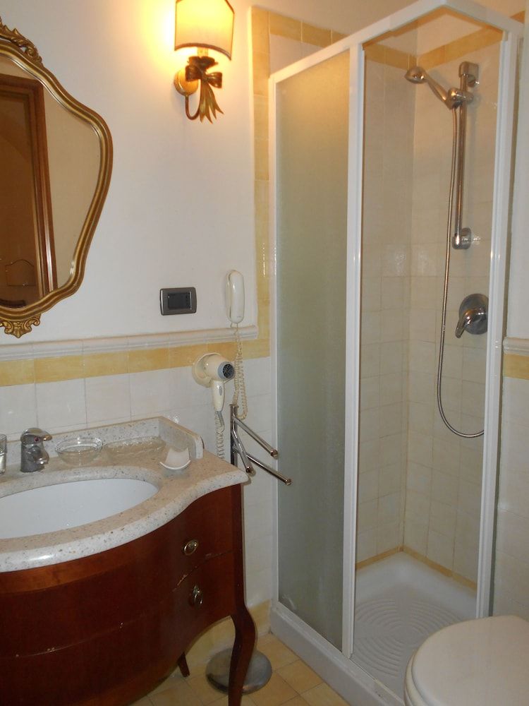 Petit Château Basic Double Room, Ensuite, Courtyard View