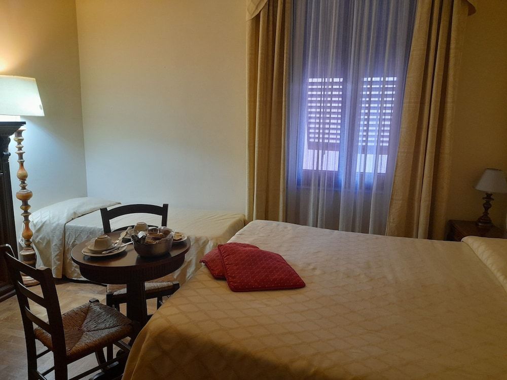 Petit Château Standard Triple Room, Ensuite, Courtyard View 3