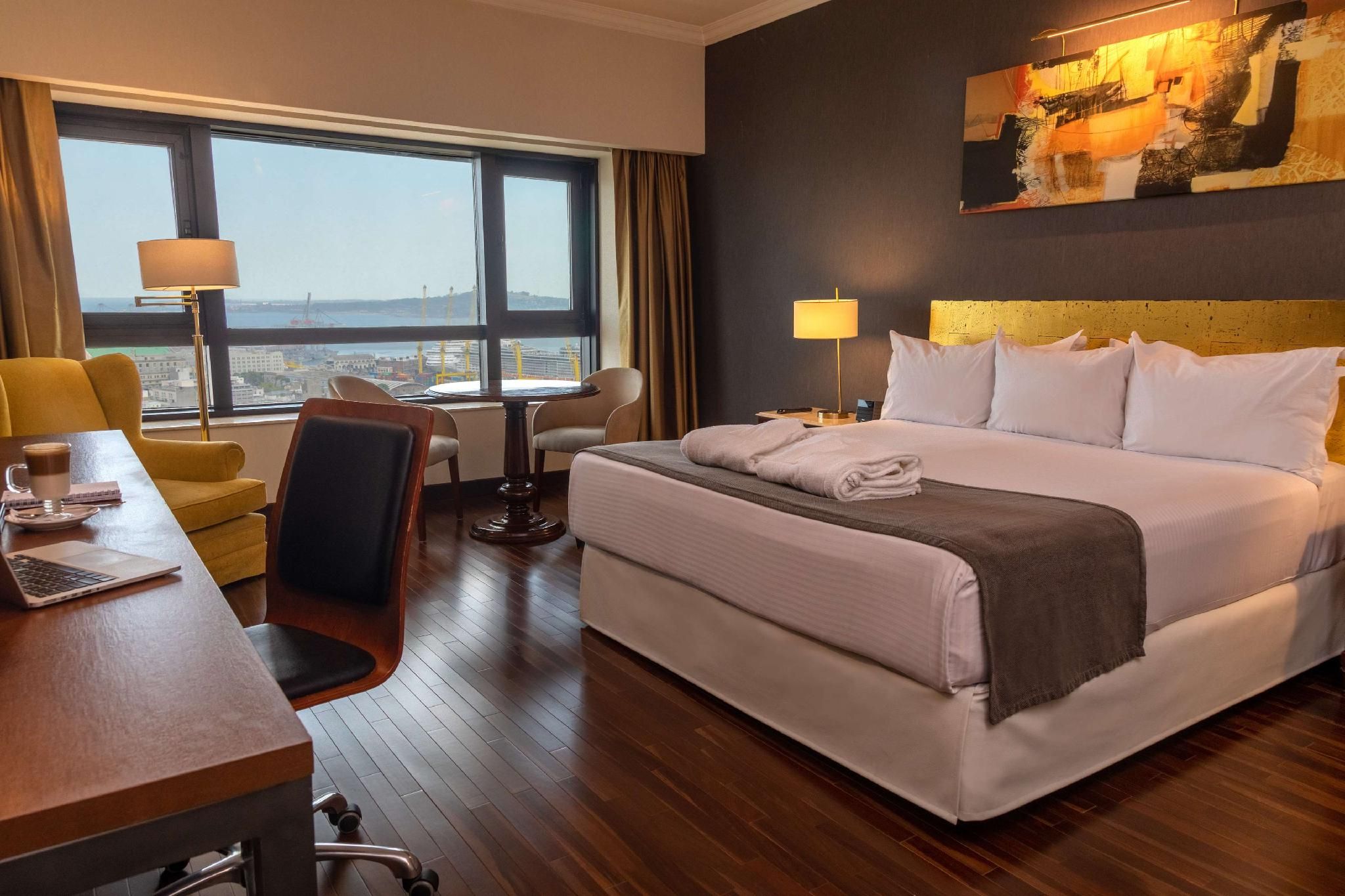 1 King Bed, Nonsmoking