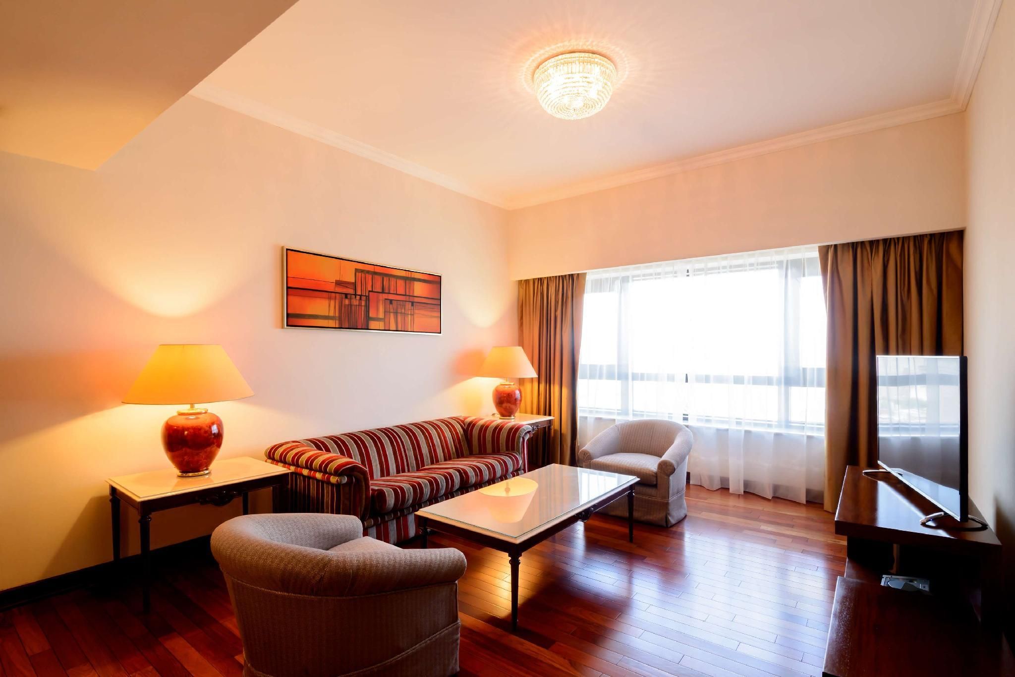 1 King Bed, Suite, Nonsmoking