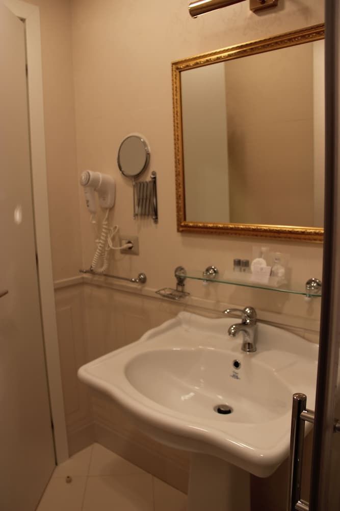 Dimora Frattina Standard Double Room 19