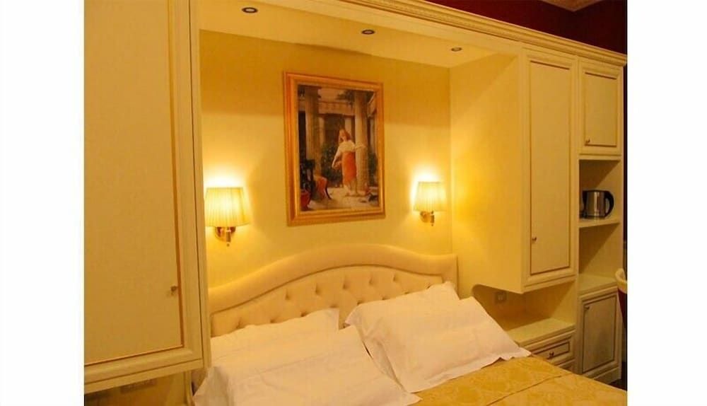 Dimora Frattina Standard Double Room 12