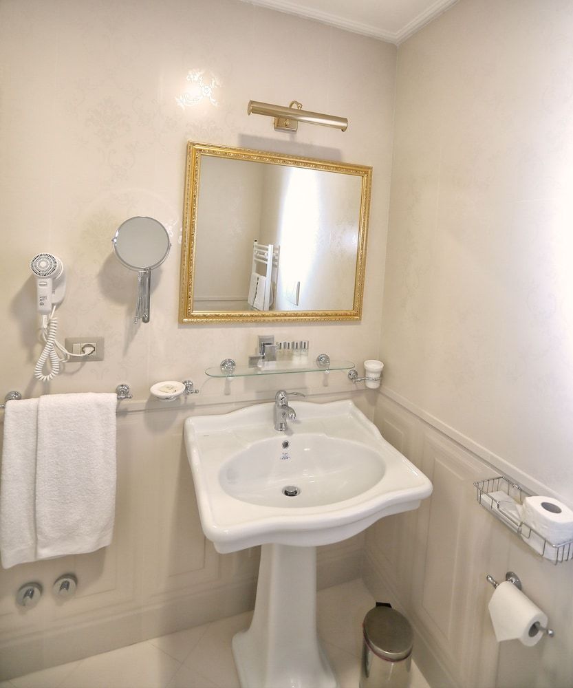 Dimora Frattina Standard Double Room 23