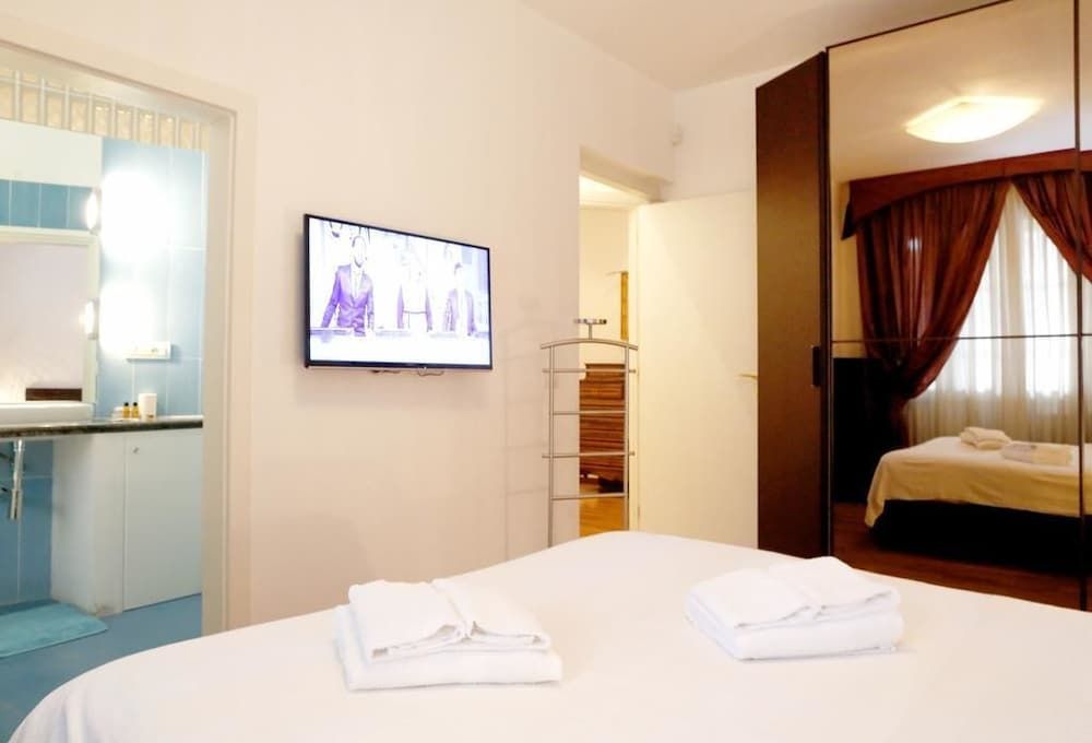 Dimora Frattina Standard Double Room 11