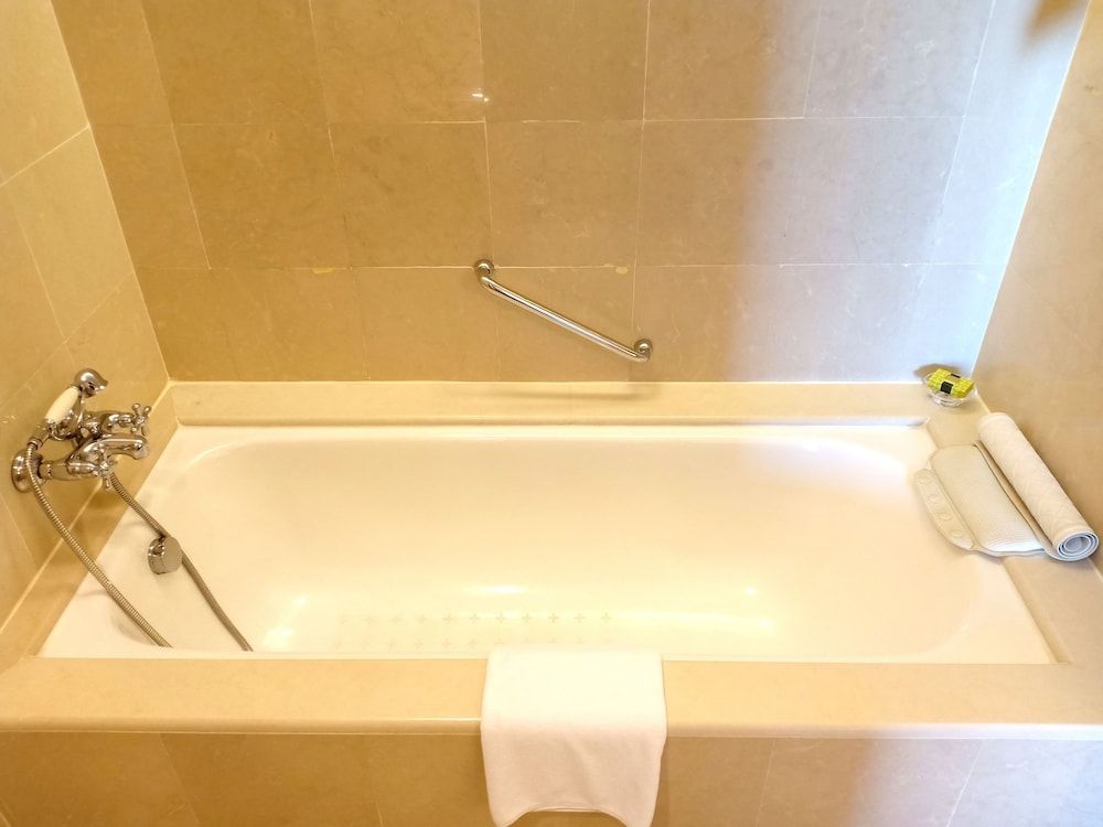 The Great Duke Phnom Penh Junior Suite 7