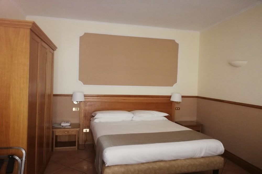 Hotel Leopardi Standard Double Room 2