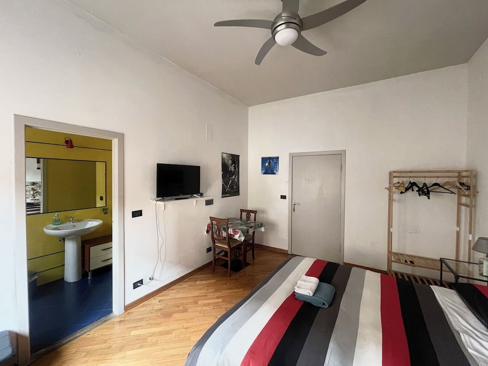 Santo Spirito Standard Room, 1 King Bed, Private Bathroom 4