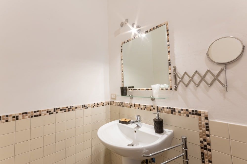 B&B Cairoli Deluxe Quadruple Room 7