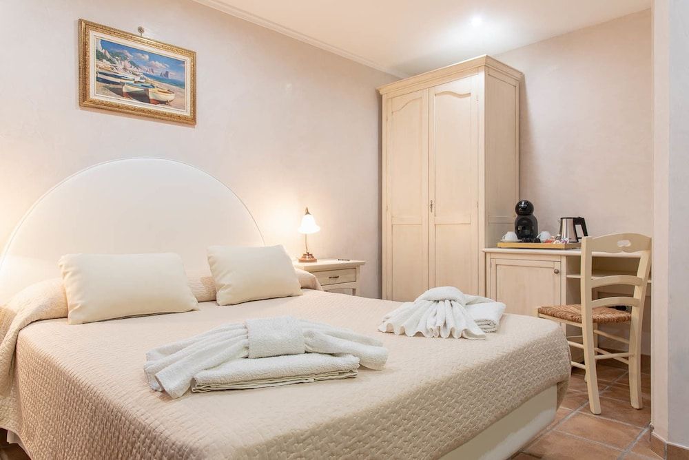 Classic Double Room, Private Bathroom, Garden View