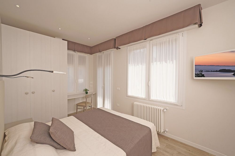 Comfort Double or Twin Room, Partial Lake View, Annex Building