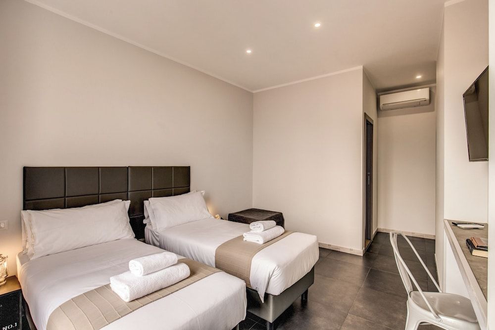undefined Floor 6 by DOT Suites 2