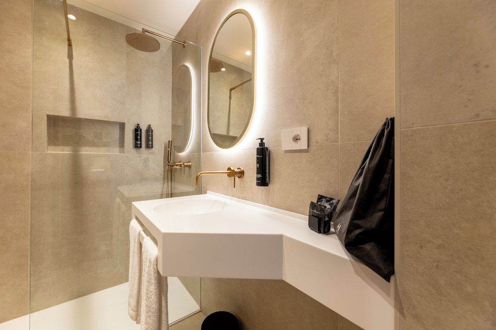 Hi Hotels Sirmione - Lakeview Pool Standard Triple Room 5