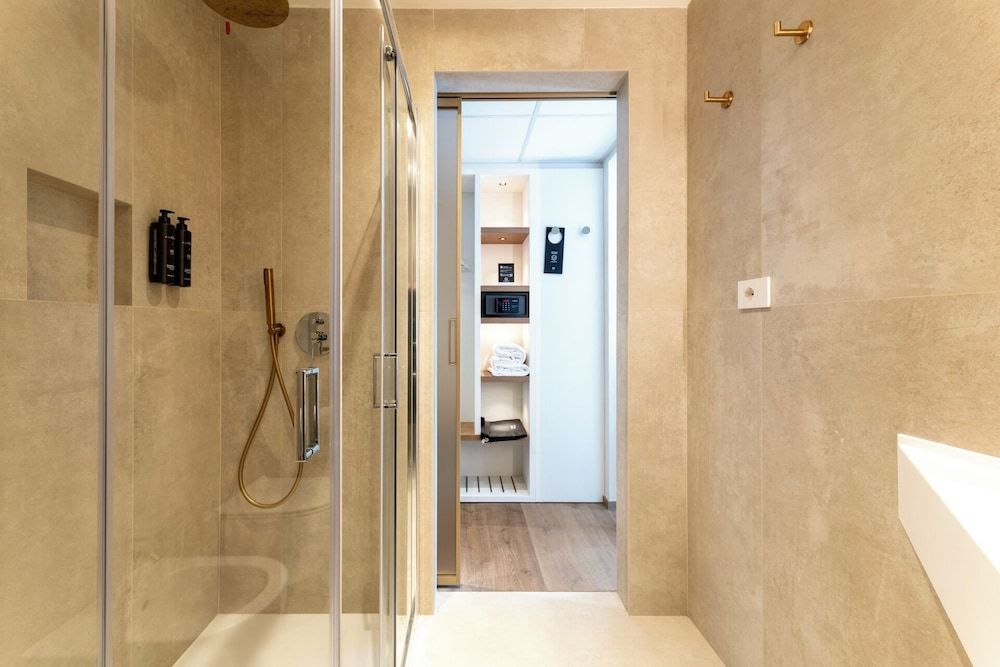 Deluxe Room, Partial Lake View
