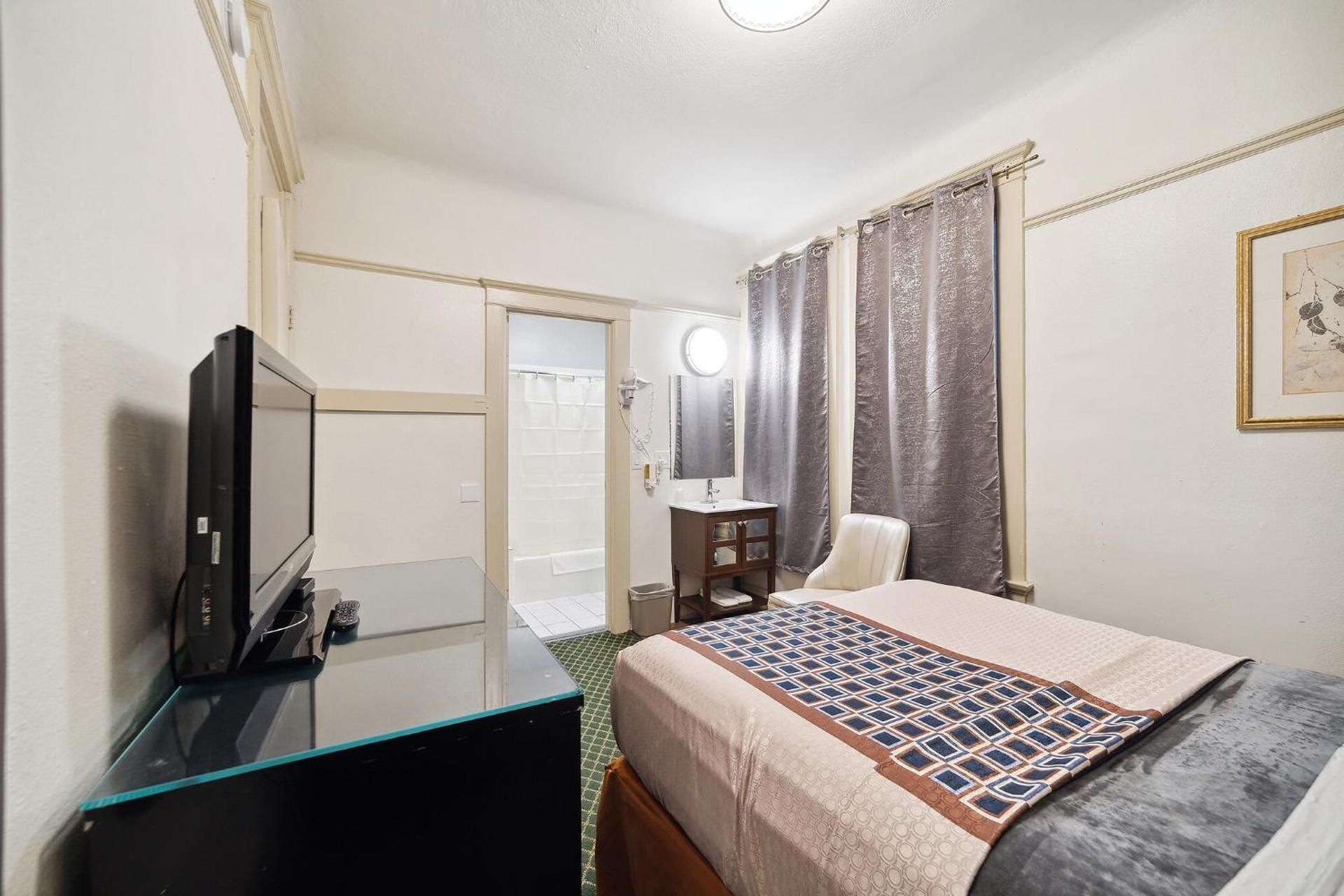 Union Square Plaza Hotel Double Room with One Double Bed