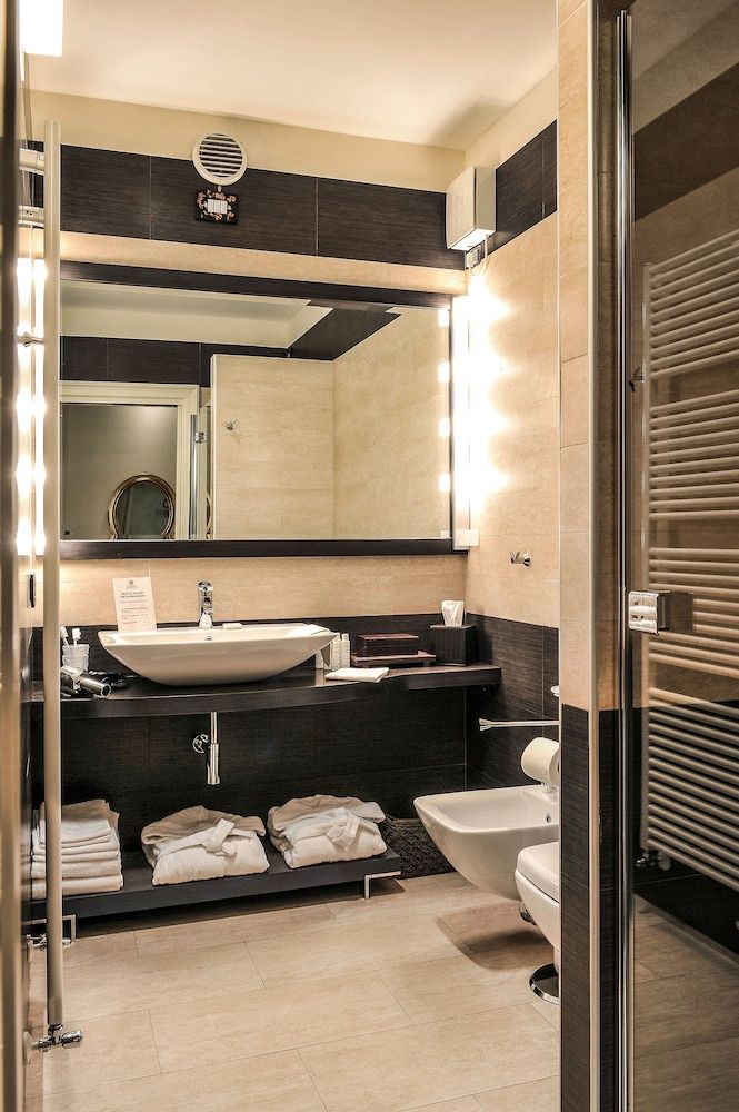 Junior Suite, Balcony (Elvira, view on Via Cappello-Erbe Sq)