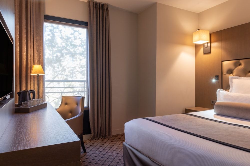 undefined La Villa des Ternes Hotel 2