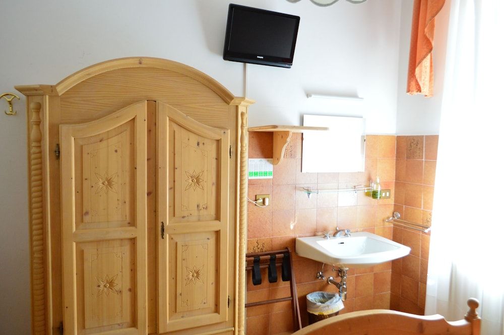 Montana Double Room, External Private Bathroom 6