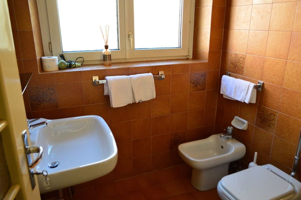 Montana Double Room, External Private Bathroom 3