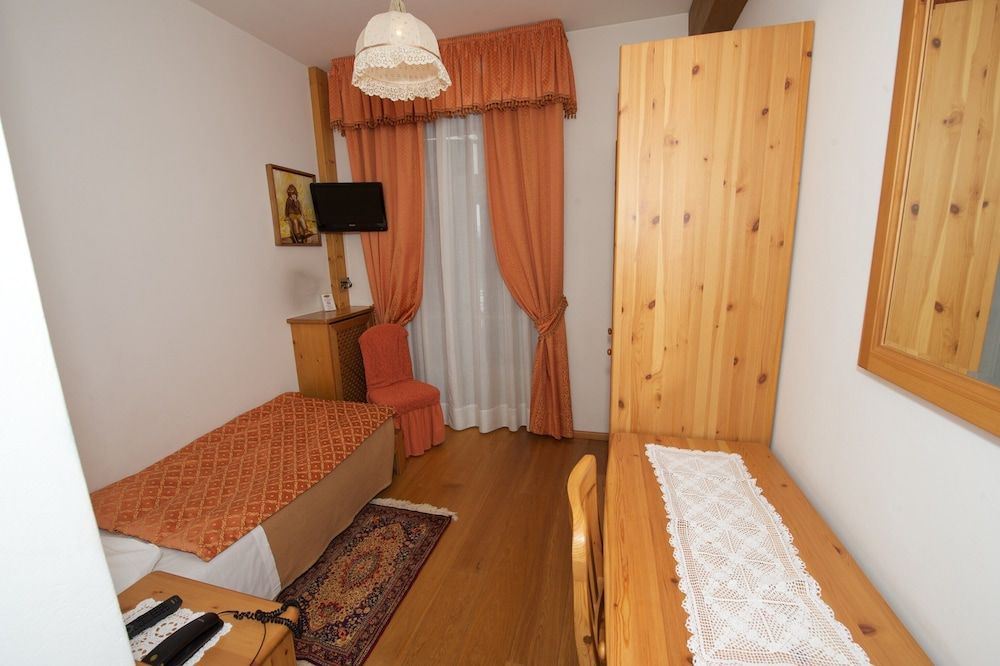 Montana Single Room 2