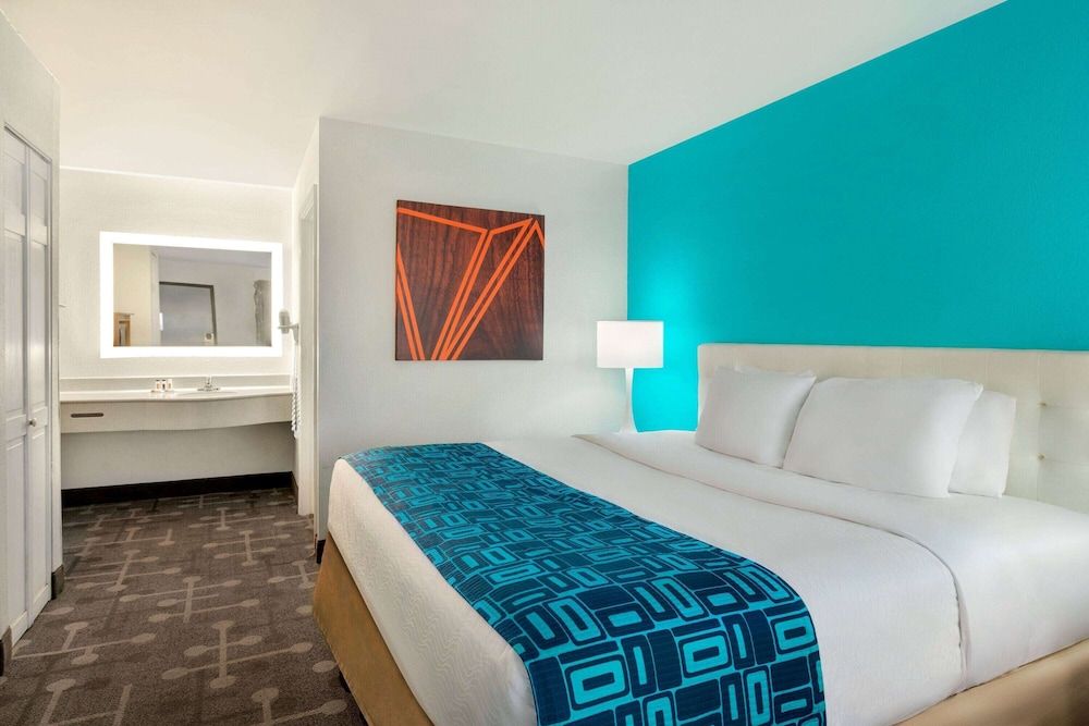 Studio Suite, 1 King Bed, Smoking