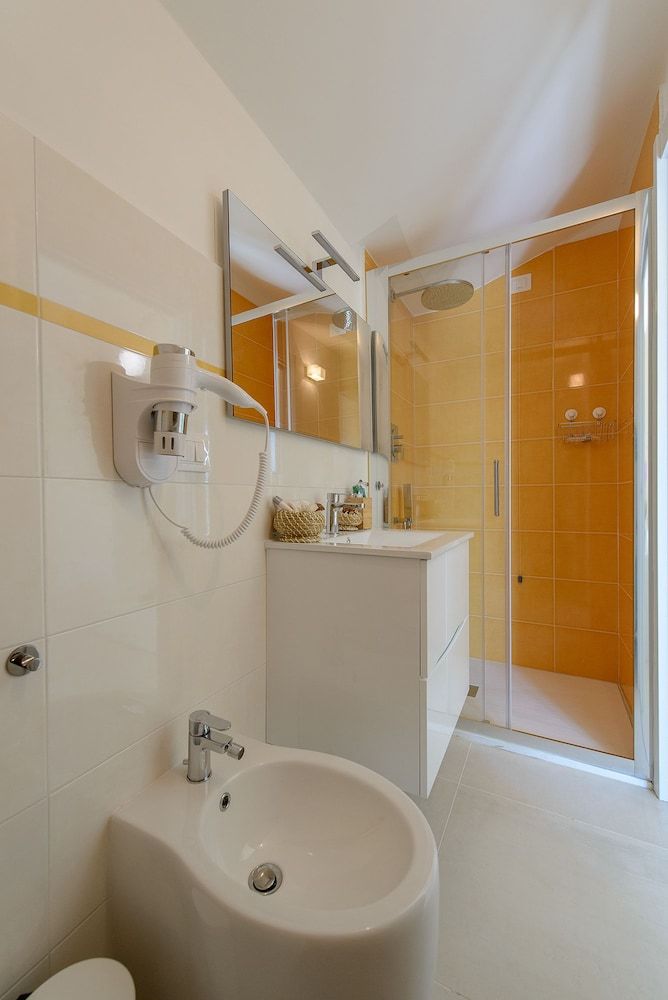 B&B Vistamare Suite Deluxe Room, Terrace, Sea View (Yellow) 4