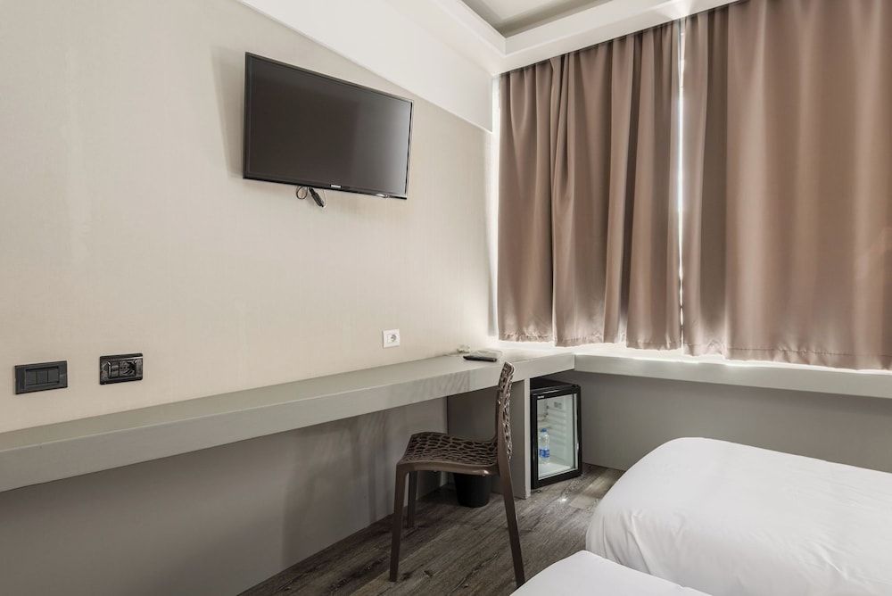 The Gate Hotel Triple Room 6