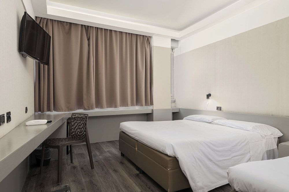 The Gate Hotel Triple Room