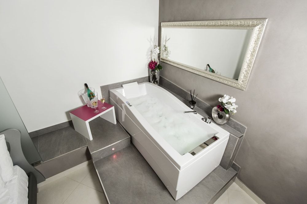 Deep Soaking Bathtub