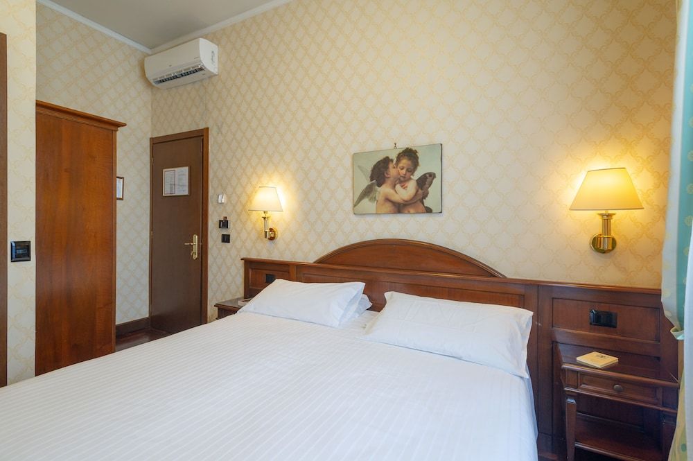 Hotel Boccaccio Classic Double or Twin Room 4