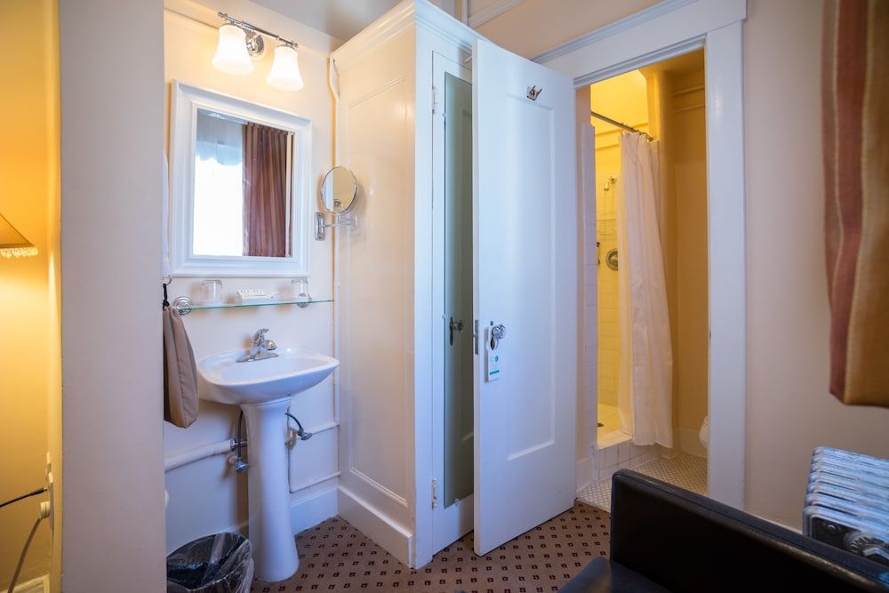 The Andrews Hotel Standard Double Room, 1 Double Bed 5