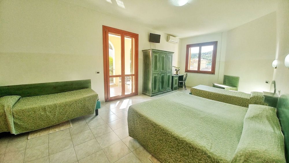 Meridiana Deluxe Quadruple Room 4