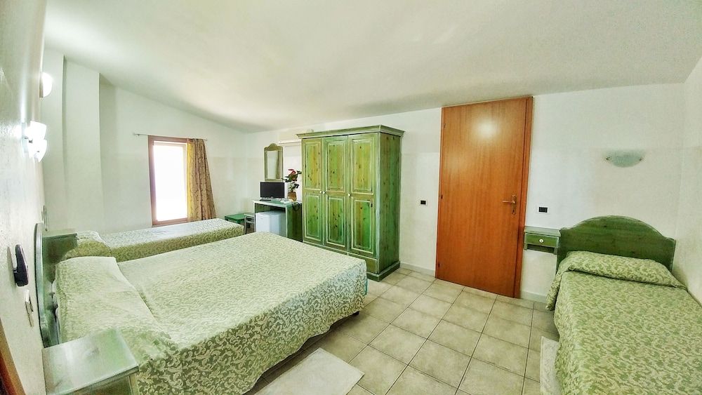 Meridiana Deluxe Quadruple Room