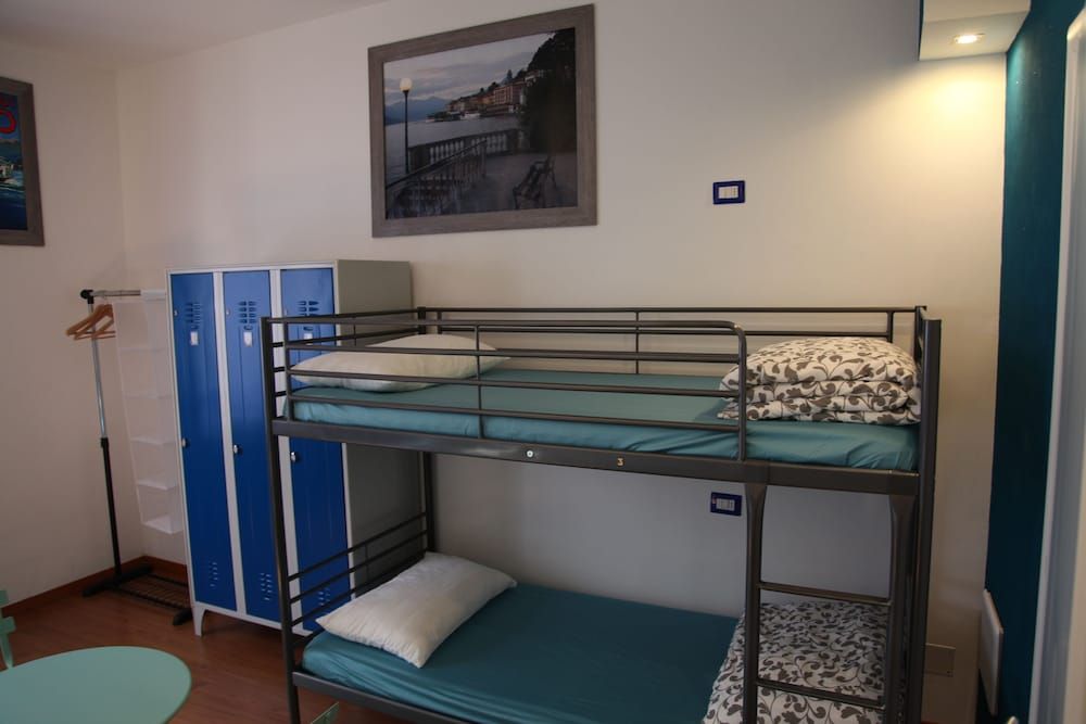 Atmos Luxe Navigli Hostel & Rooms Deluxe Quadruple Room, Private Bathroom (Como) 2