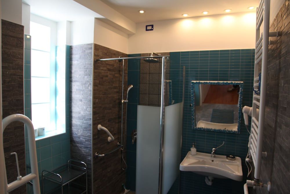 Atmos Luxe Navigli Hostel & Rooms Deluxe Quadruple Room, Private Bathroom (Como) 4