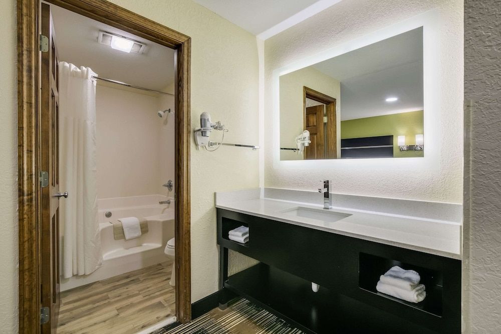 Quality Inn & Suites Mt Chalet Suite, 2 Queen Beds, Non Smoking, Jetted Tub 3