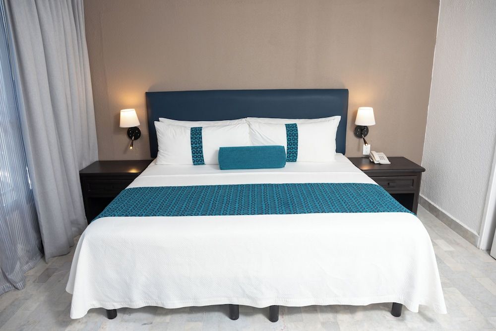 Standard Single Room, 1 King Bed, Partial Sea View