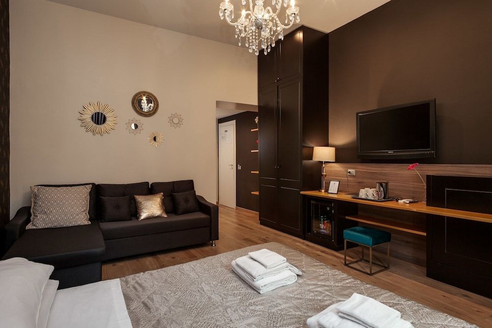 Flat 285 Triple Room 52