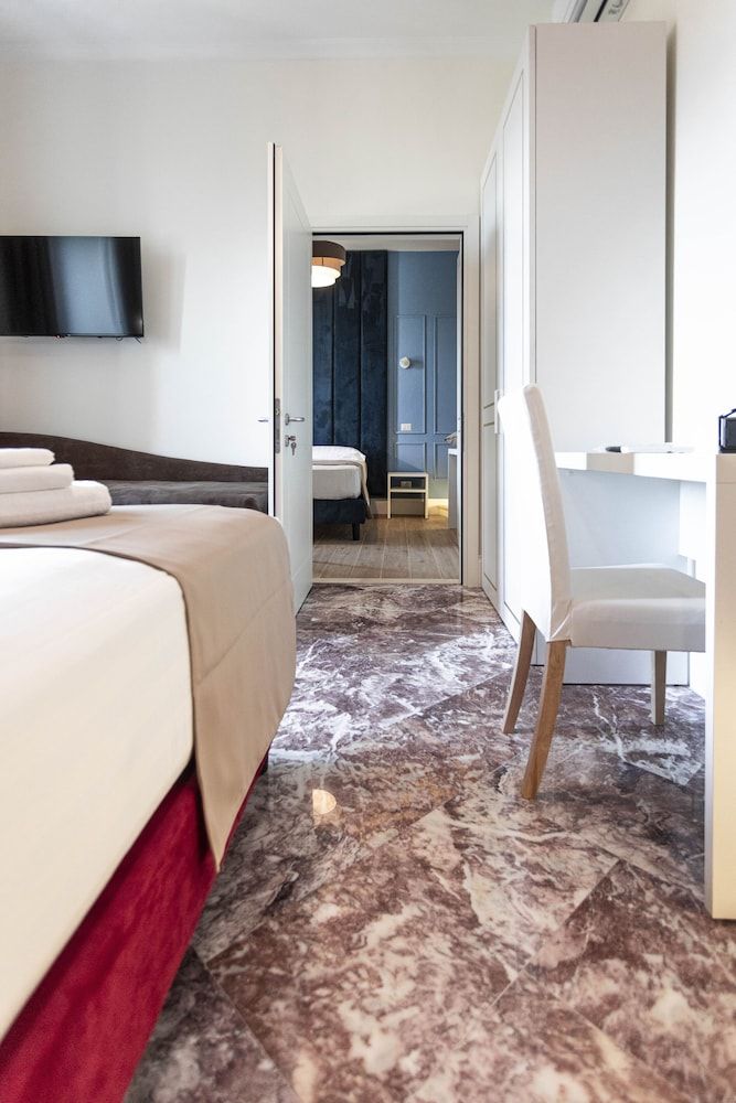 Flat 285 Triple Room 56