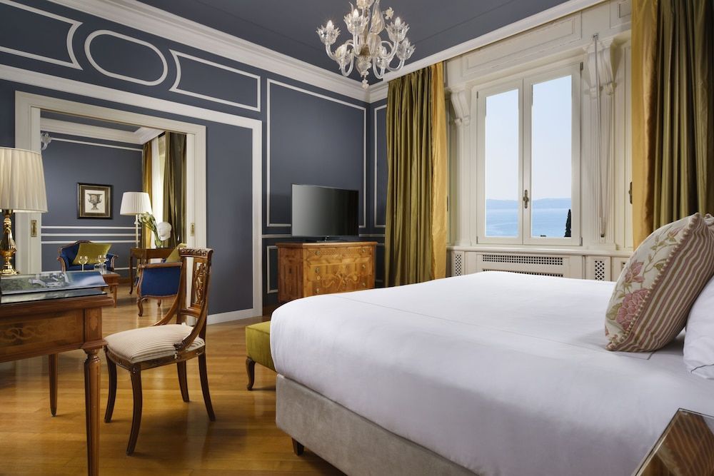 Grand Studio Suite, Partial Lake View