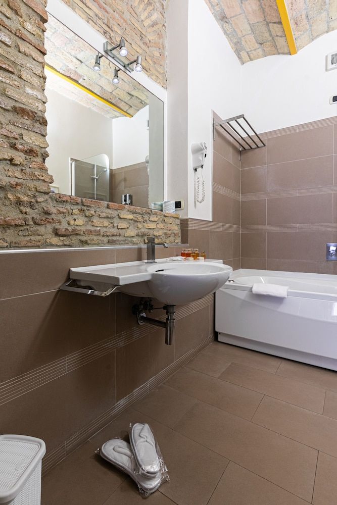 Trinità dei Monti Piazza di Spagna Deluxe Triple Room, 1 Bedroom, Private Bathroom 4