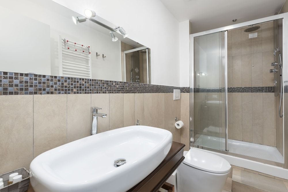 Rhome Hosting Junior Suite 8