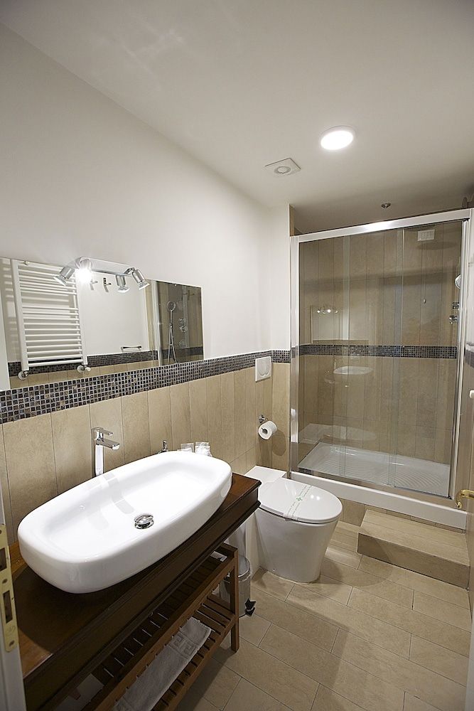 Rhome Hosting Junior Suite 7