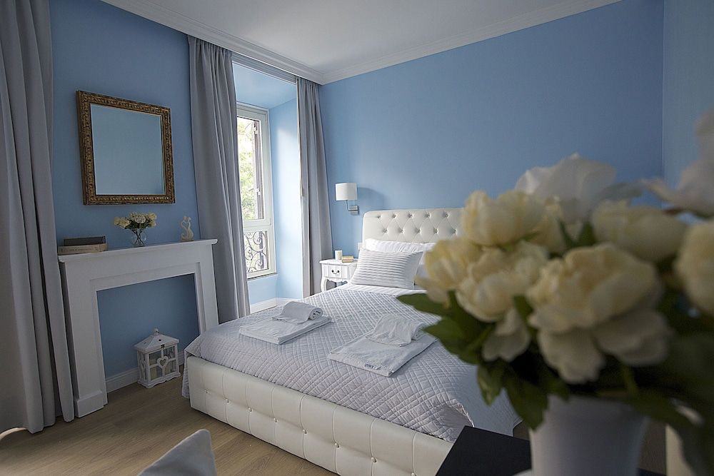 Rhome Hosting Junior Suite 2