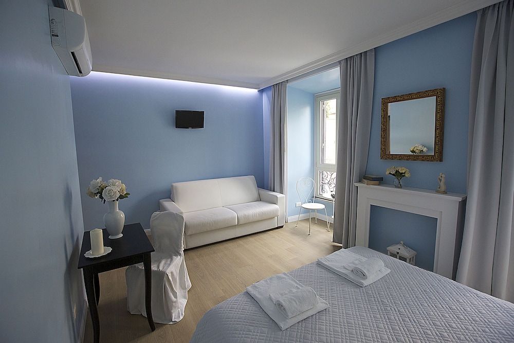 Rhome Hosting Junior Suite 6