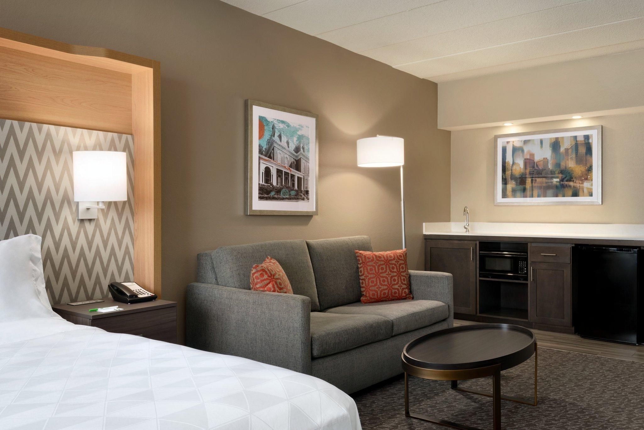 1 King Bed Suite Comm Access