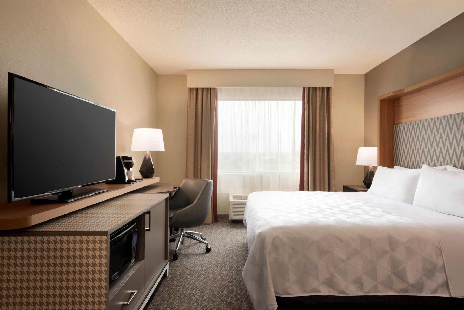 1 King Bed Standard Comm Access