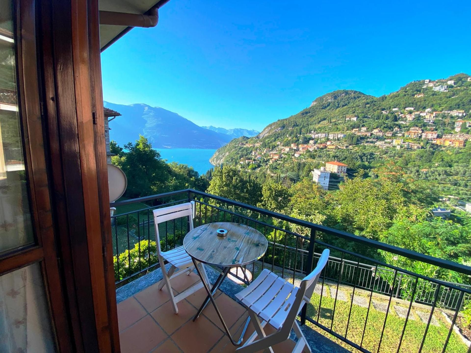 Apartment with Lake View