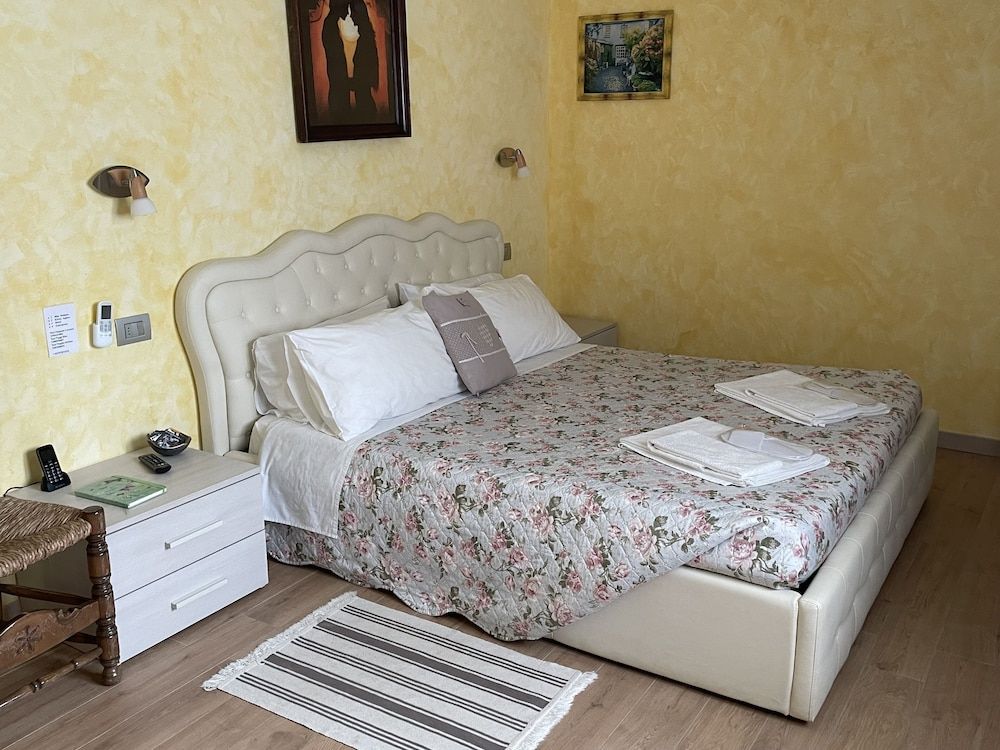 Hotel Diffuso Il Portichetto sulla collina a Vezio Perledo Comfort Triple Room, Poolside (Giglio)